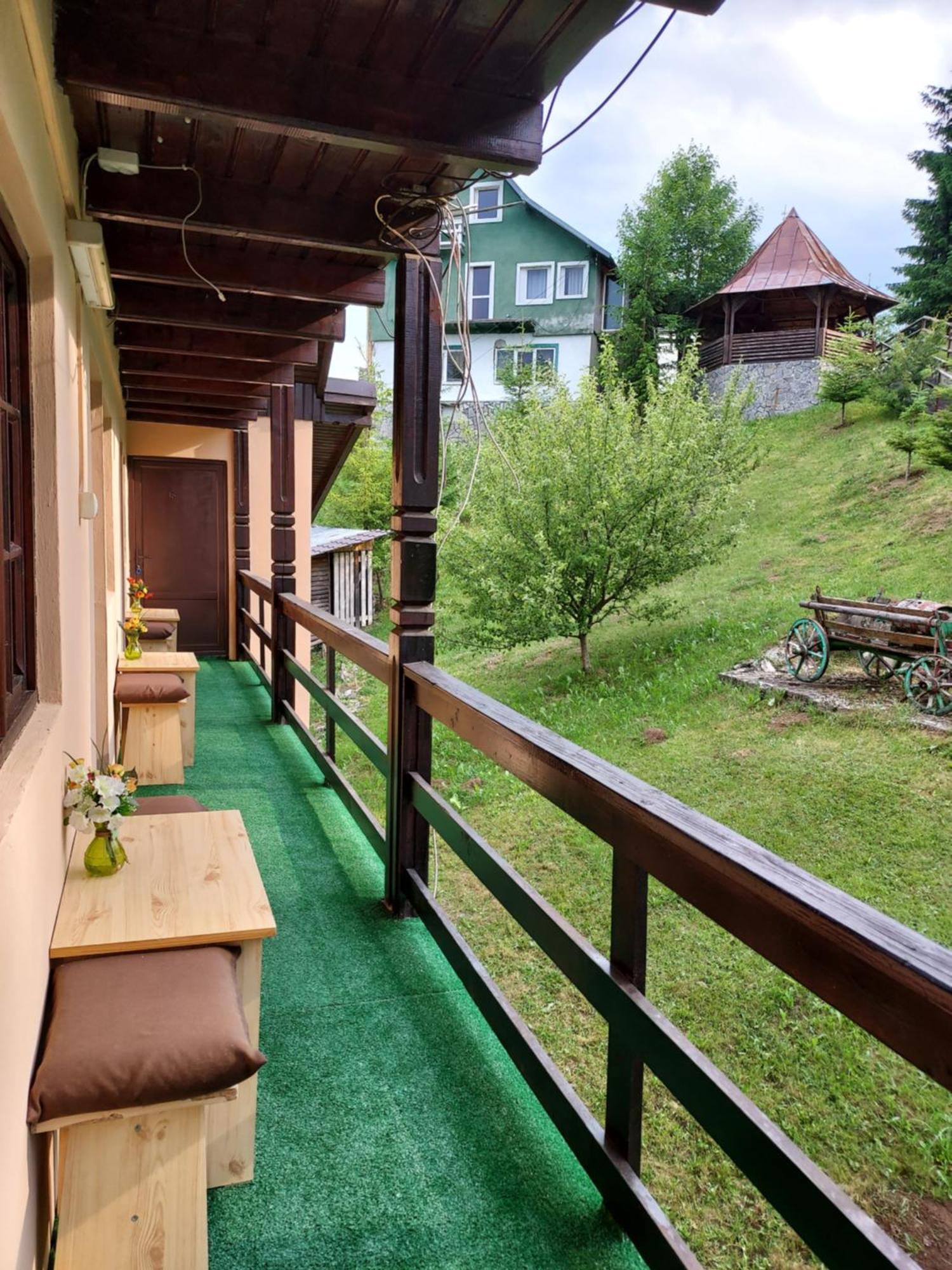 Pensiunea La Taverna Trăisteni Exterior foto