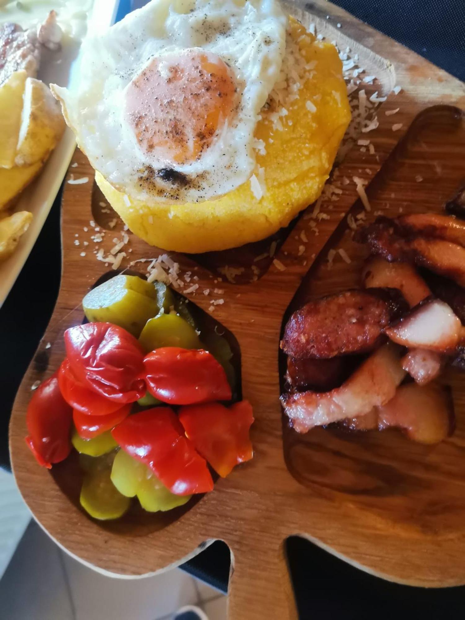 Pensiunea La Taverna Trăisteni Exterior foto